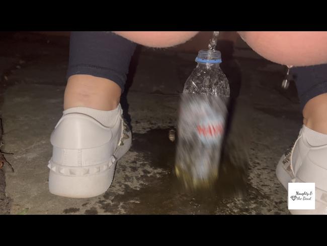 Asozial im Stadtpark in die Flasche gepisst und stehen lassen
